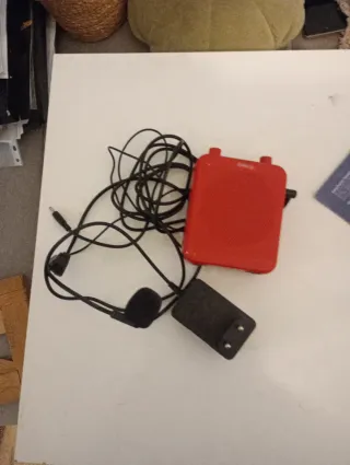 Amplificador de voz rojo