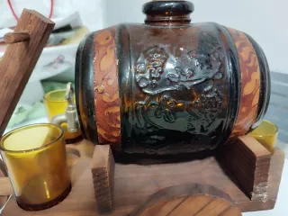 Barrica Decorativa con Grifo y Vasos