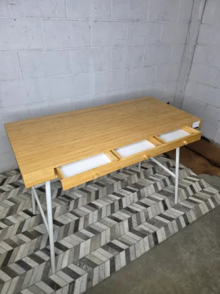 Escritorio bambú IKEA