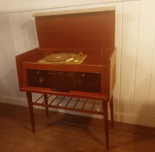 Radio antigua de madera