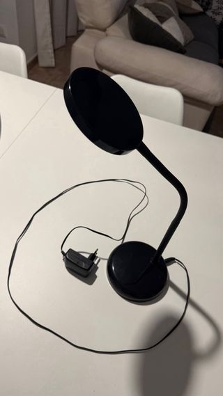 Flexo negro con botón en foco