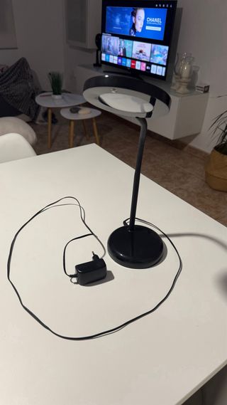 Flexo negro con botón en foco