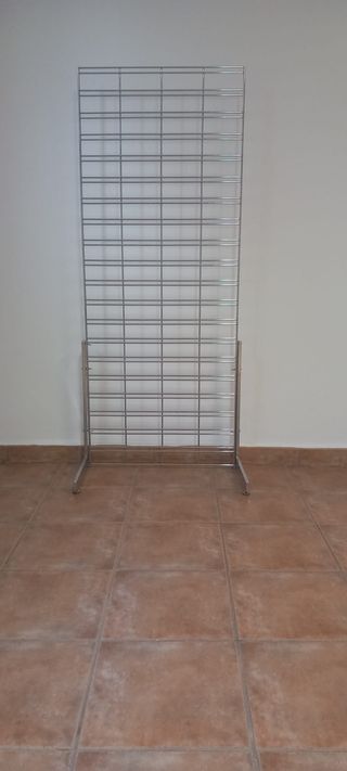 Expositor metálico con pinchos