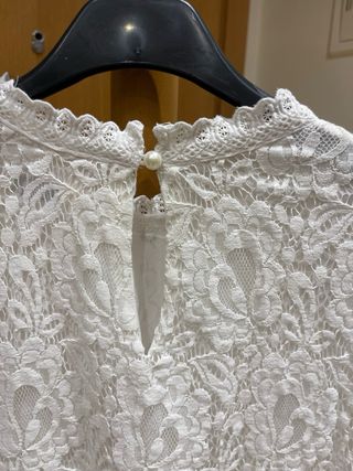 Blusa romántica de encaje b beis