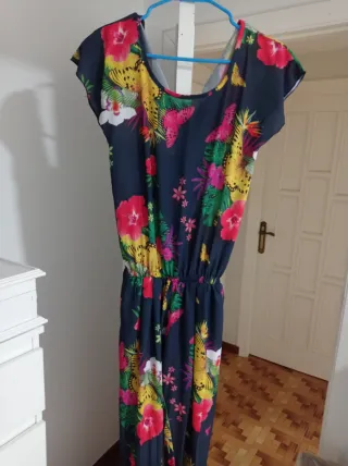 Mono estampado floral y mariposas