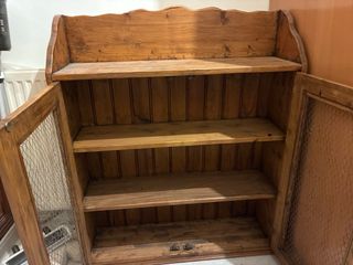 Guardaroba rustico in legno con ante