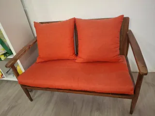 Panca in legno con cuscini arancioni