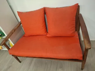 Panca in legno con cuscini arancioni