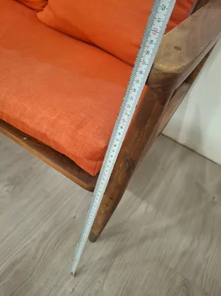 Panca in legno con cuscini arancioni