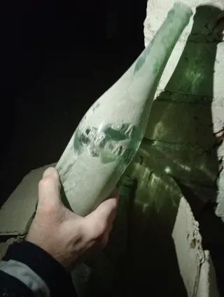 Botella antigua de cristal verde