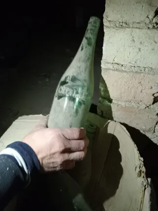 Botella antigua de cristal verde