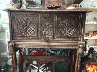 Mueble recibidor de madera tallada