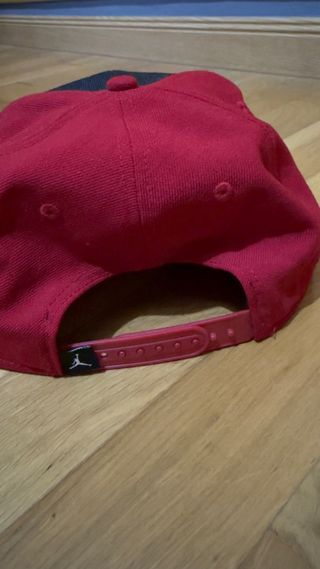 Gorra Jordan Negra y Roja