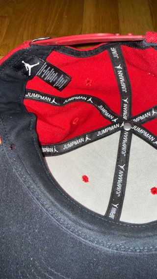 Gorra Jordan Negra y Roja