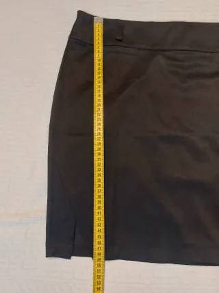 Minigonna nera in raso con spacchi