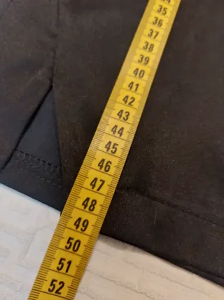 Minigonna nera in raso con spacchi