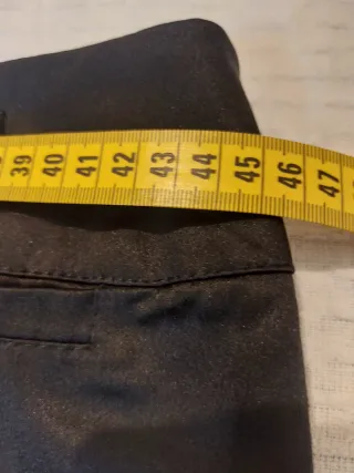 Minigonna nera in raso con spacchi