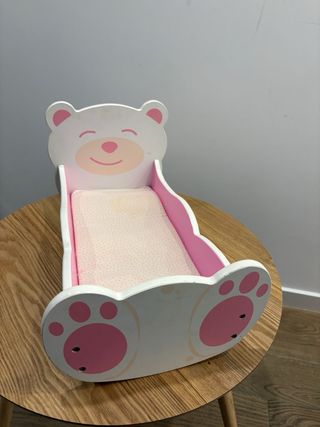 Cuna de madera para muñeca Nenuco. Diseño osito.