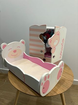 Cuna de madera para muñeca Nenuco. Diseño osito.