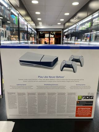 PlayStation 5 Slim 1TB con CD + 2 mandos