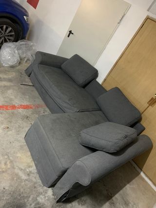 Mesa auxiliar gris con círculos blancos