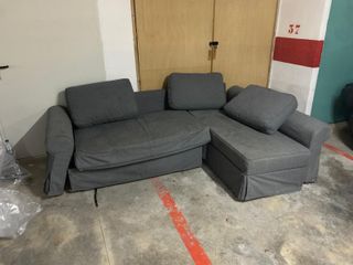 Mesa auxiliar gris con círculos blancos