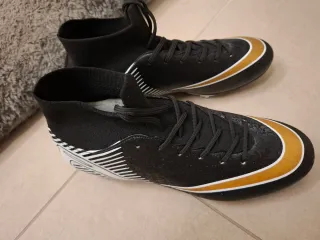 Scarpe da calcio Nike nere e oro