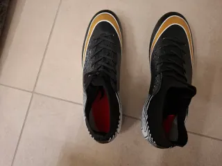 Scarpe da calcio Nike nere e oro