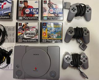 PlayStation 1 con 3 mandos y 5 juegos