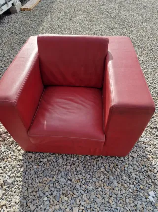 Sofá y 2 sillones de piel rojos