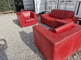 Sofá y 2 sillones de piel rojos