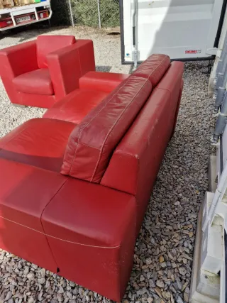 Sofá y 2 sillones de piel rojos