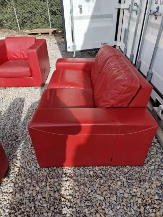 Sofá y 2 sillones de piel rojos