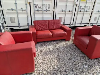 Sofá y 2 sillones de piel rojos