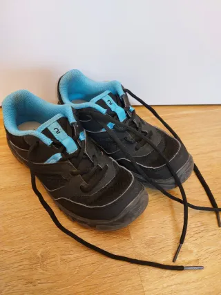 Zapatillas montaña Quechua negras y azules