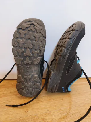 Zapatillas montaña Quechua negras y azules