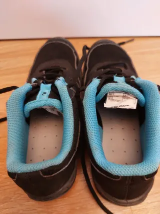 Zapatillas montaña Quechua negras y azules