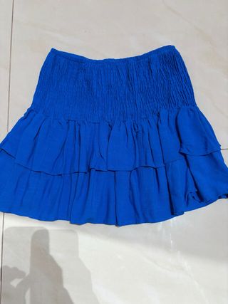 Falda azul con volantes