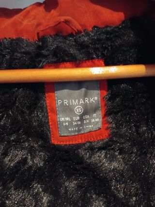 Abrigo rojo con forro negro