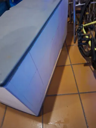 Arcón de resina gris y blanco