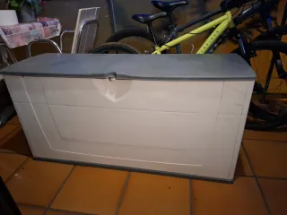 Arcón de resina gris y blanco