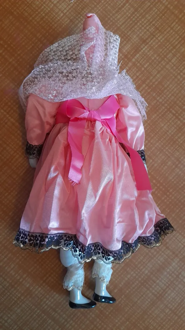 Muñeca de porcelana arlequín