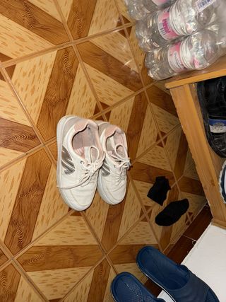Zapatillas deportivas blancas y rosas