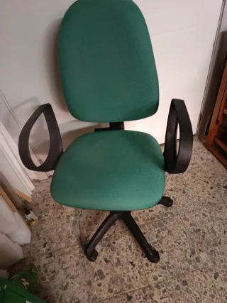 Sillón de oficina verde y negro