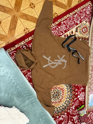 Sudadera marrón con logo plateado