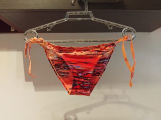 Bikini naranja y rojo con tiras