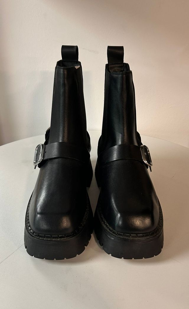 Botas negras con hebilla