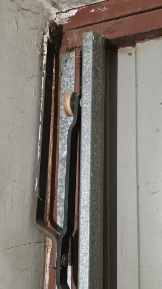 Portón garaje con puerta peatonal