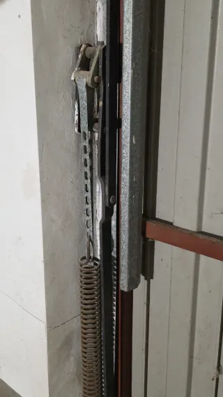 Portón garaje con puerta peatonal