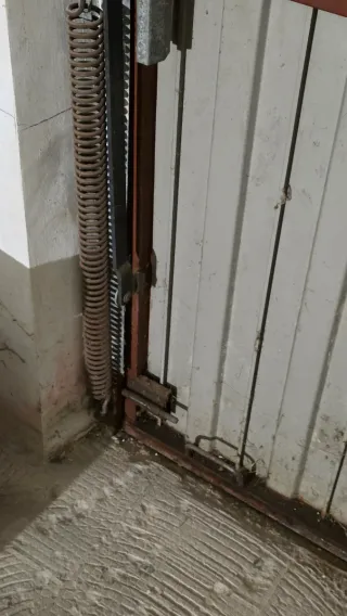 Portón garaje con puerta peatonal